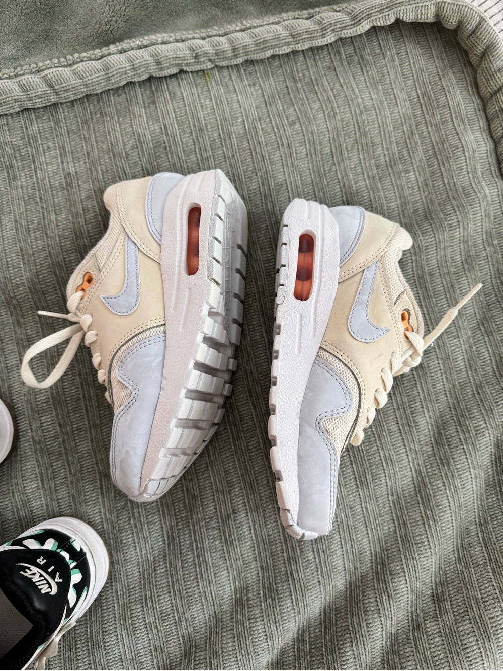 Bundle of 2 pairs girls’ Nike Air Max - Picture 11 of 12